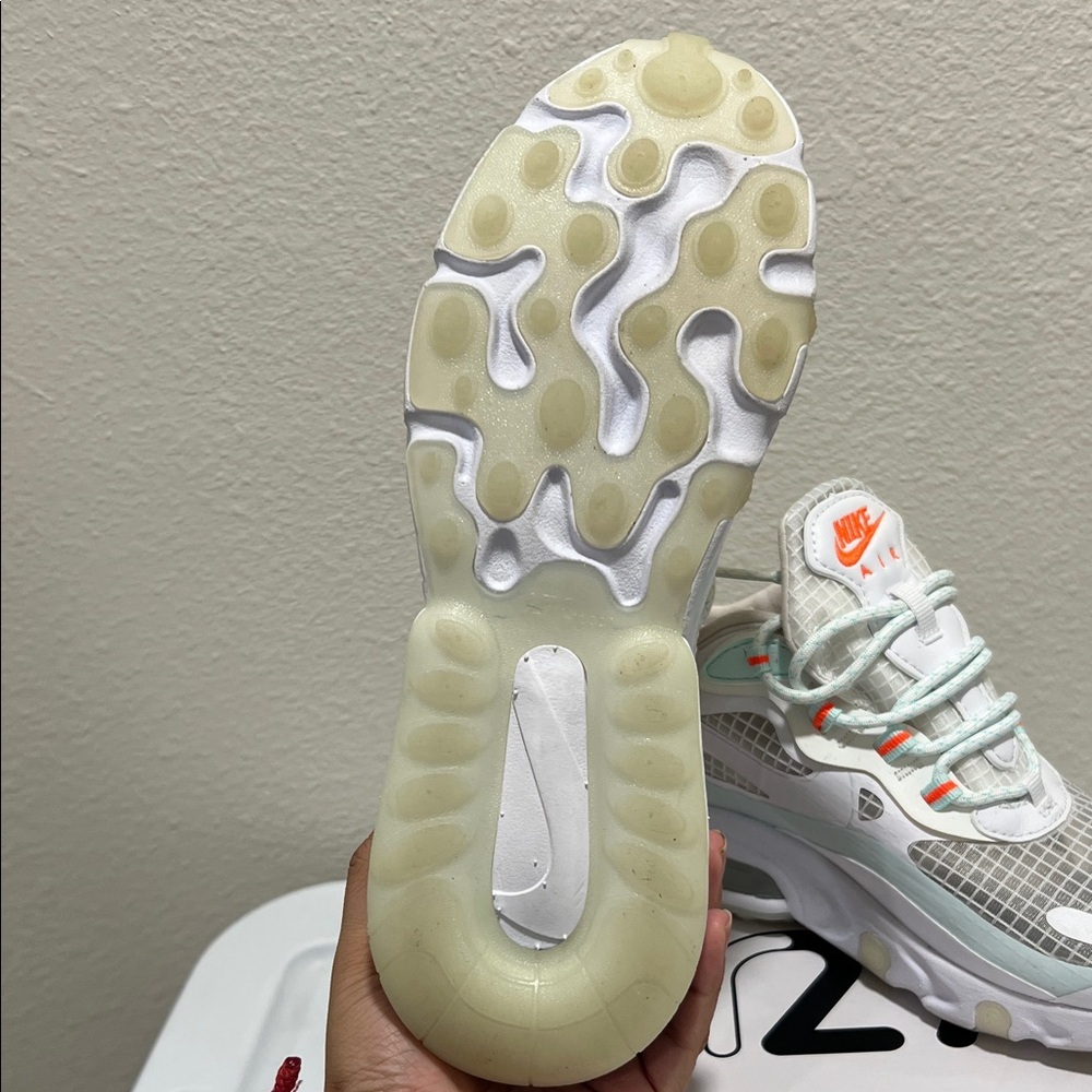 NEW-Nike W Air Max 270 React SE (Women's) size 6 - Picture 4 of 9